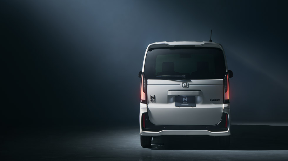 Photo：N-BOX CUSTOM ターボ 特別仕様車 BLACK STYLE（FF）　ボディーカラーはプラチナホワイト・パール　ディーラーオプション装着車