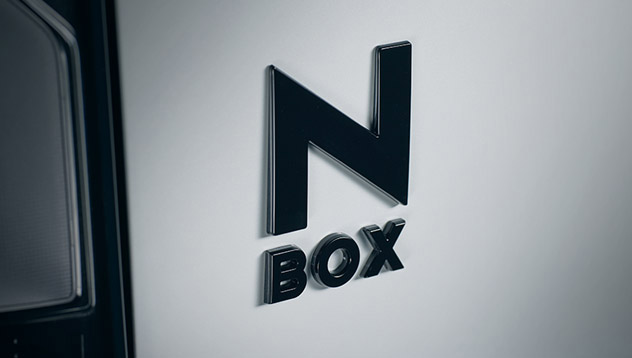 クリスタルブラック・パール塗装 N-BOXエンブレム