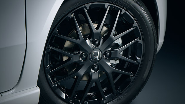 専用15インチアルミホイール
(ベルリナブラック塗装)＋ブラックホイールナット