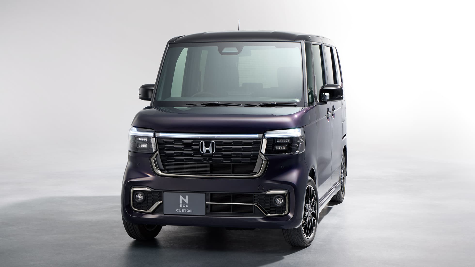 Photo：N-BOX CUSTOM ターボ コーディネートスタイル（FF）　ボディーカラーはトワイライトミストブラック・パール＆ブラック　メーカーオプション、ディーラーオプション装着車