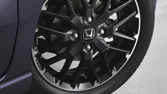 専用15インチアルミホイール（ベルリナブラック塗装+ 切削）