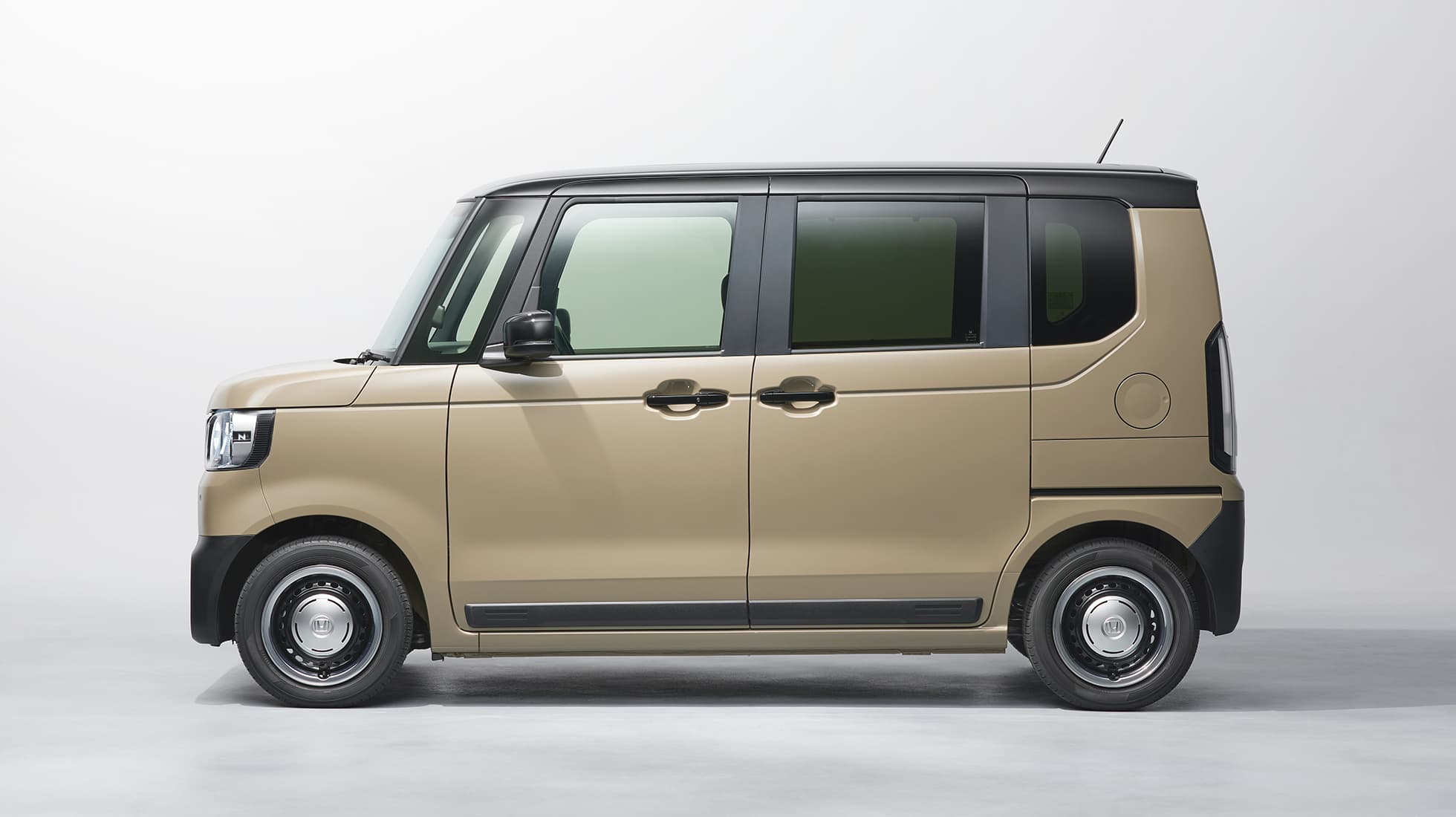 Photo：N-BOX JOY ターボ（FF）　ボディーカラーはデザートベージュ・パール&ブラック　メーカーオプション、ディーラーオプション装着車