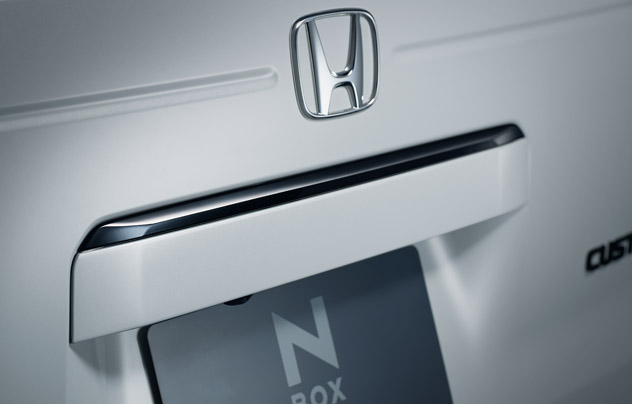 ベルリナブラック塗装 リアライセンスガーニッシュ