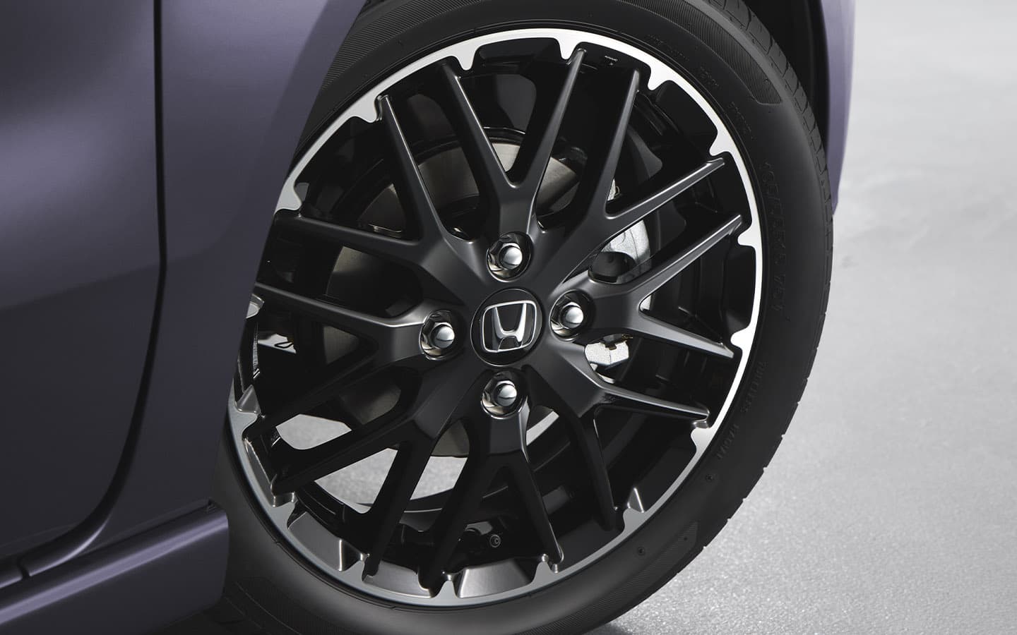 専用15インチアルミホイール（ベルリナブラック塗装＋切削）