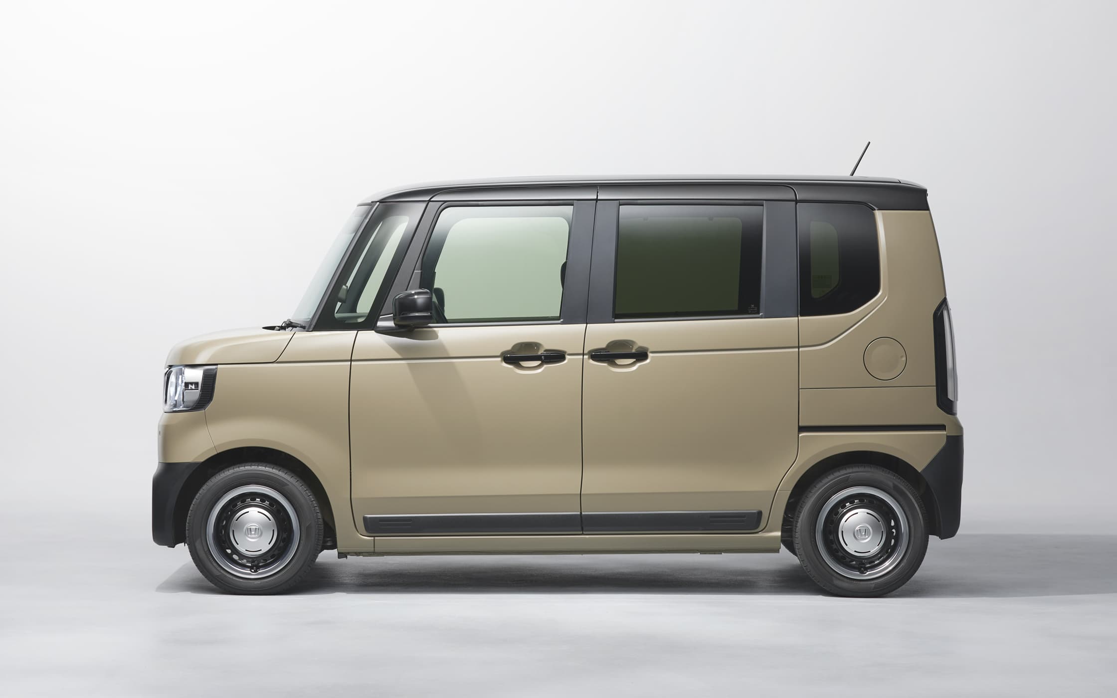 自然の中でもしっかり映えるタフなスタイリング。