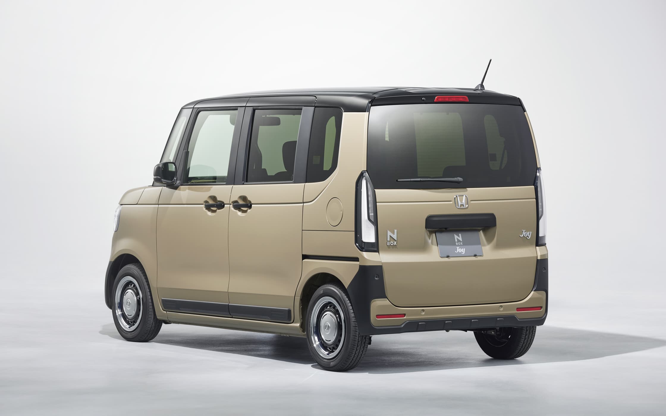 自然の中でもしっかり映えるタフなスタイリング。