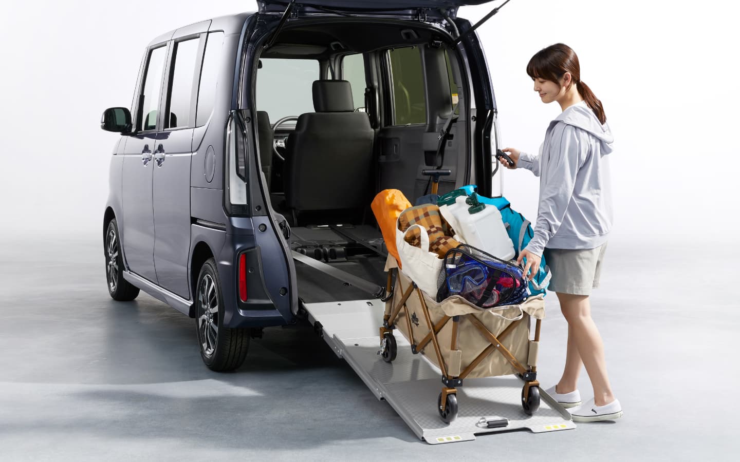 重い荷物もスロープに転がしてラクに積載。