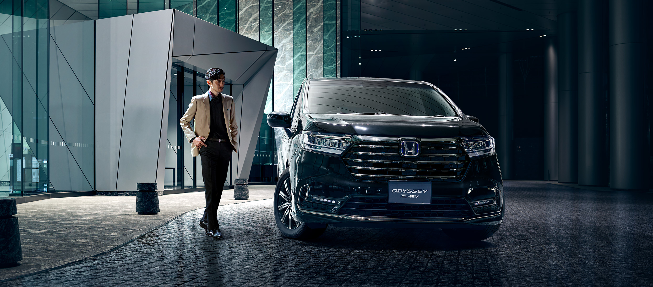 e:HEV ABSOLUTE　ボディーカラーはクリスタルブラック・パールⅡ　ディーラーオプション装着車