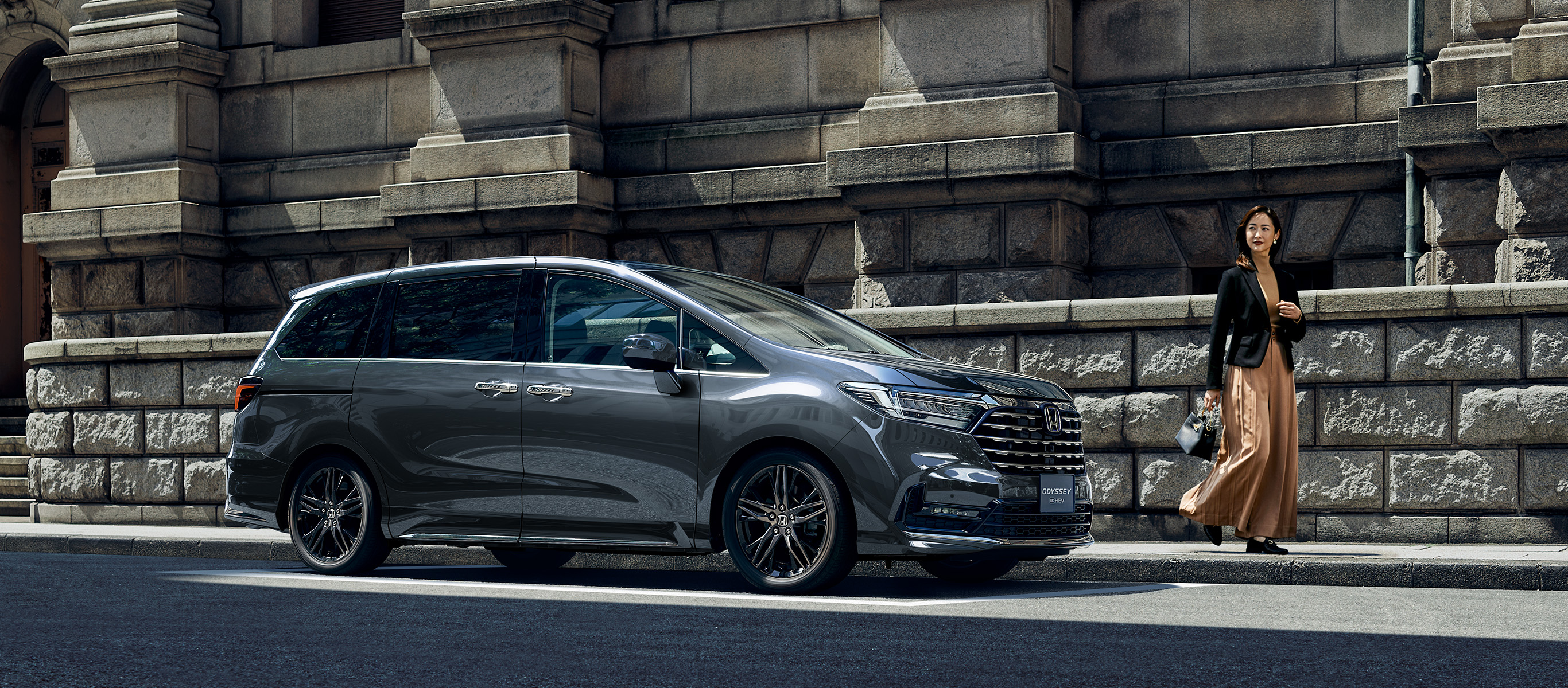 e:HEV ABSOLUTE・EX　ボディーカラーはメテオロイドグレー・メタリック　ディーラーオプション装着車