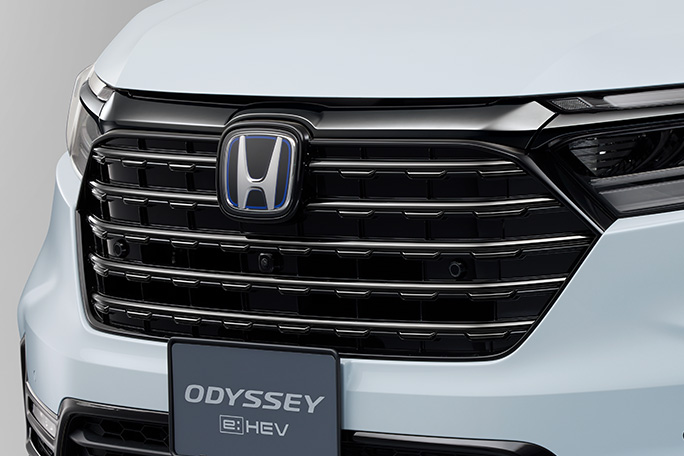 大開口フロントグリル〈ブラッククロームメッキ〉