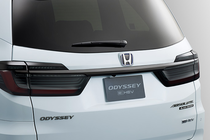 リアライセンスガーニッシュ〈ブラッククロームメッキ〉