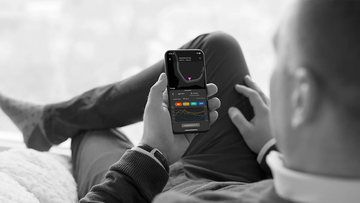 運転後に記録を見返している様子