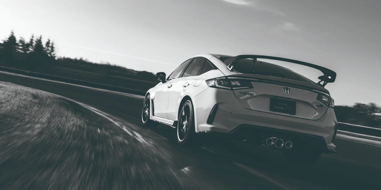 HONDA CIVIC TYPE Rがカーブを駆け抜ける様子