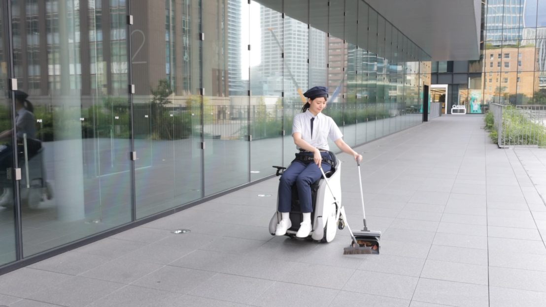 UNI-ONEで清掃業務を行うスタッフ