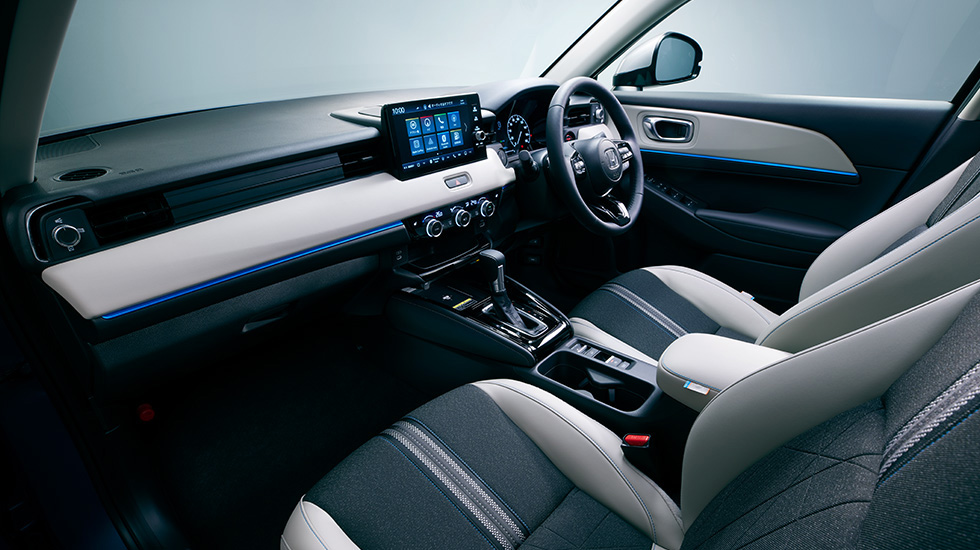 Photo（エクステリア）：e:HEV Z・PLaYパッケージ（FF）　ボディーカラーはシーベッドブルー・パール&シルバー　メーカーオプション装着車 Photo（インテリア）：e:HEV Z・PLaYパッケージ（FF）