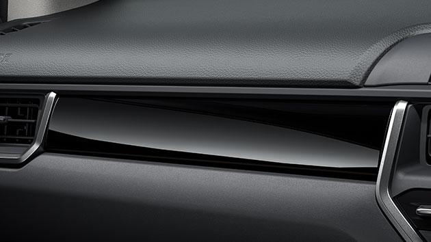 ピアノブラック調インパネガーニッシュ（助手席）