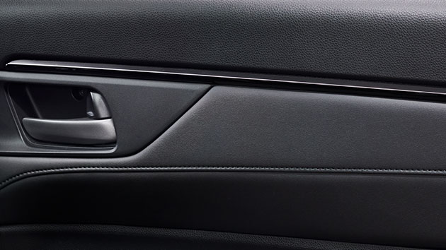 ピアノブラック調ドアライニングガーニッシュ〈フロント/リア）ソフトパッド（プライムスムース ドアライニング〈ブラックステッチ〉）