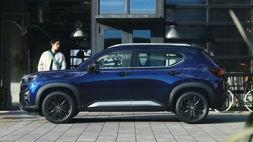 Photo：Z＋ 特別仕様車 BLACK STYLE　ボディーカラーはオブシダンブルー・パール　ディーラーオプション装着車