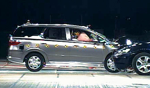 �e�X�g�ԗ��ɂ��N���}���݂̏Փˎ���