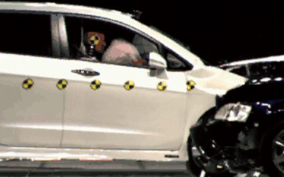 �e�X�g�ԗ��ɂ��N���}���݂̏Փˎ���