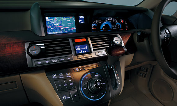 VG�iFF�j �C���e���A�J���[�̓L�������@���[�J�[�I�v�V�����i���A�J�����t�����F��Honda�EHDD�i�r�Q�[�V�����V�X�e���j�����ԁ@���C�g�_�����̎B�e