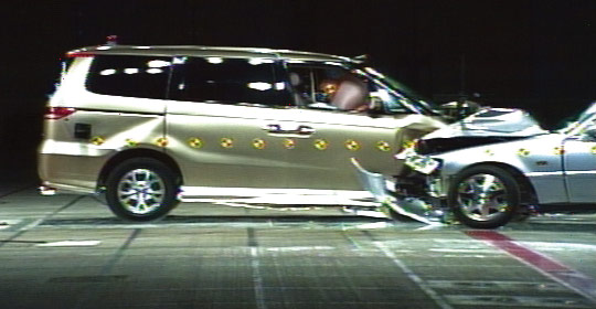 �e�X�g�ԗ��ɂ��N���}���݂̏Փˎ���