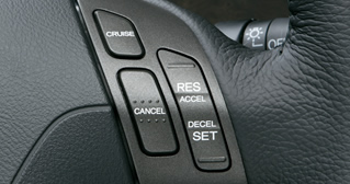 �ԑ������ɂ��āA�������H�Ȃǂł̉^�]�����K�ɁB �N���[�Y�R���g���[���B 