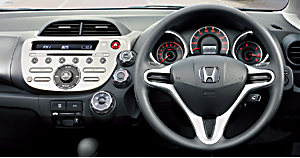 Photo:1.3 G�iFF/CVT�ԁj�@�{�f�B�J���[�̓V���[�x�b�g�u���[�E���^���b�N�@�C���e���A�J���[�̓u���b�N�u���[�@���[�J�[�I�v�V�����iF�p�b�P�[�W�AAM/FM�`���[�i�[�tCD�v���[���[�j�����ԁ@���[�^�[�ނ͎B�e�̂��ߓ_��