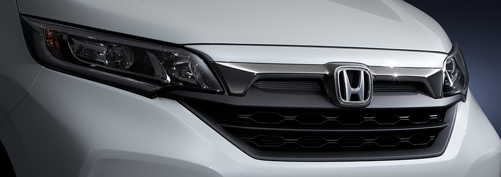 フロントグリルガーニッシュ〈ダーククロームメッキ〉＆フロントグリル〈マットグレー〉／LEDヘッドライト＋LEDアクティブコーナリングライト