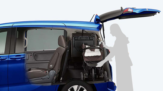 3列目シートの片側をはね上げれば、ベビーカーを立てて積めます。