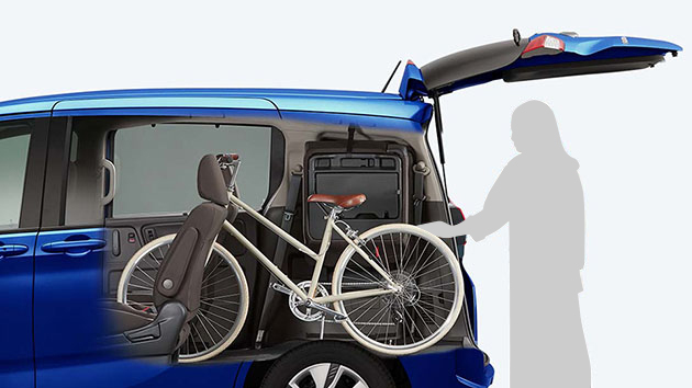 キャプテンシートの「通路」を活かせば、自転車をそのまま積めます。
