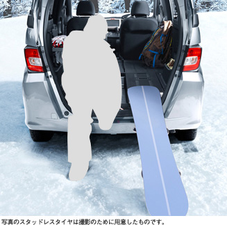 写真のスタッドレスタイヤは撮影のために用意したものです。