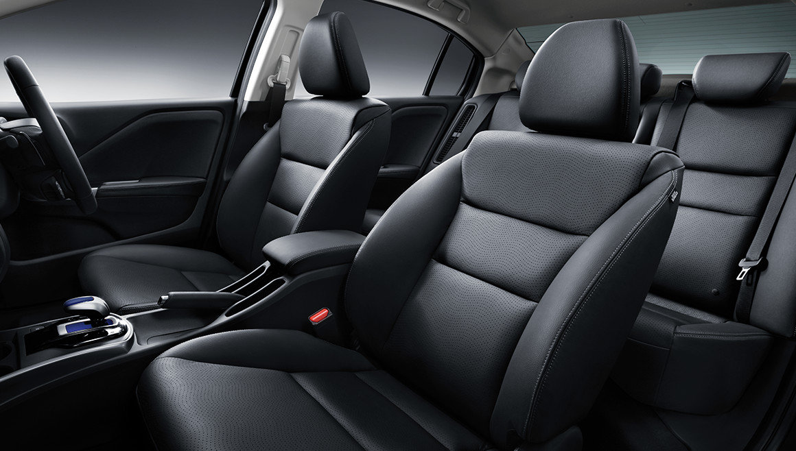 Photo：HYBRID EX（FF）　メーカーオプション装着車　カットボディによる撮影