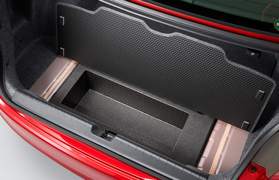 ガソリン車は、さらに収納をプラス。