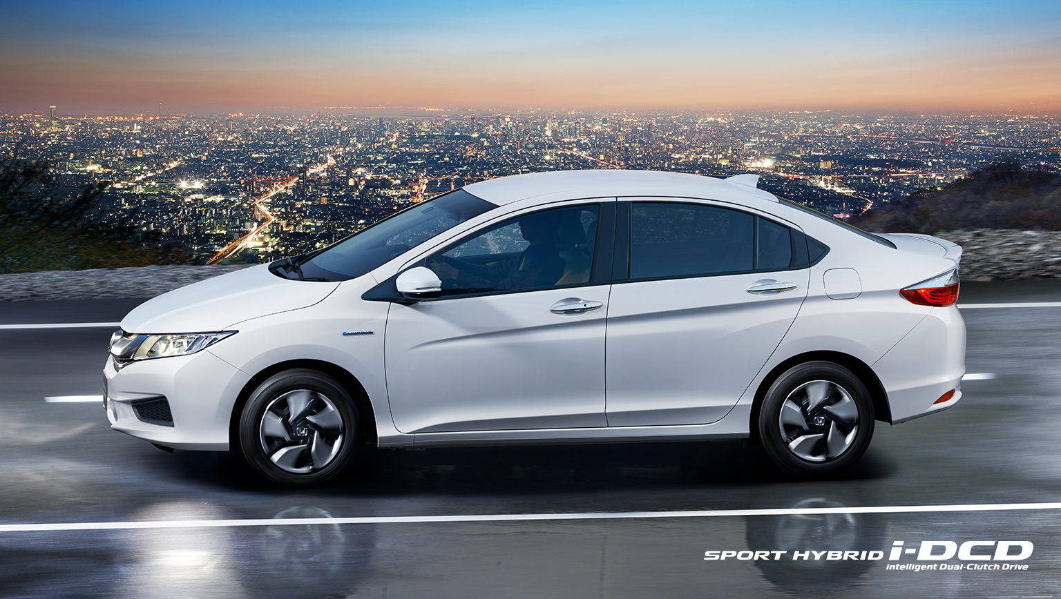 SPORT HYBRID i-DCDを搭載し、低燃費と、スポーティな走りを追求。