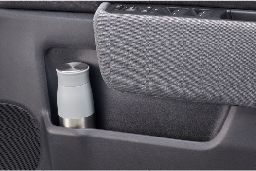 ドアボトルホルダー（全席）＆ドアポケット（運転席／助手席）