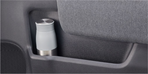 ドアボトルホルダー（全席）＆ドアポケット（運転席／助手席）