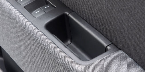 ドアプルポケット（全席）