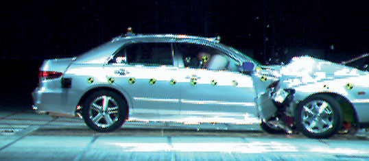 �e�X�g�ԗ��ɂ��N���}���݂̏Փˎ���