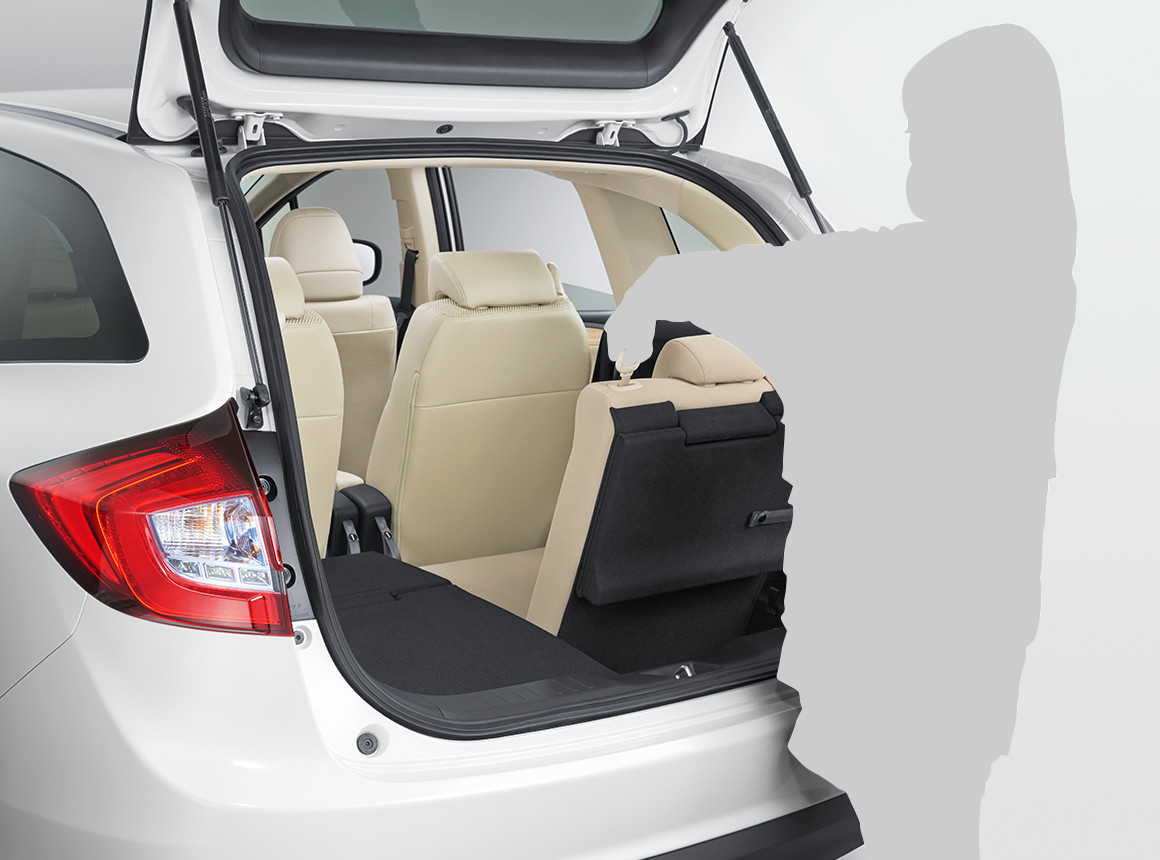 ①3列目シートの上部にあるストラップを引いて、シートバックを前に倒します。