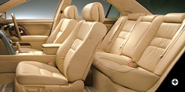 �C���e���A�F�C���e���A�J���[�̓v���~�A���A�C�{���[�@���[�J�[�I�v�V�����i���U�[�C���e���A�A�A�h�o���X�p�b�P�[�W�A�G�N�X�N���[�V�u�p�b�P�[�W�j�A�f�B�[���[�I�v�V�����i�t���A�J�[�y�b�g�}�b�g�j�����ԁ@�J�b�g�{�f�B�ɂ��B�e