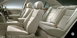 �C���e���A�F�C���e���A�J���[�̓��C�g�E�H�[���O���[�A�f�B�[���[�I�v�V�����i�t���A�J�[�y�b�g�}�b�g�j�����ԁ@�J�b�g�{�f�B�ɂ��B�e