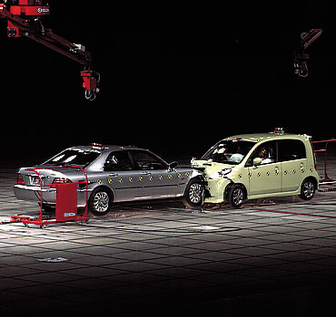 �e�X�g�ԗ��ɂ��N���}���m�̏Փˎ���