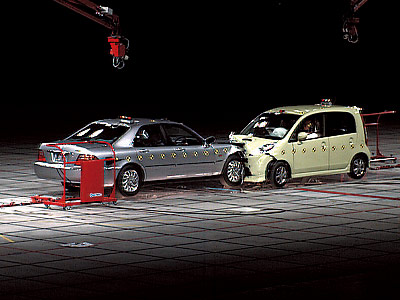 �e�X�g�ԗ��ɂ��N���}���݂̏Փˎ���