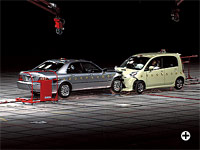 �e�X�g�ԗ��ɂ��N���}���݂̏Փˎ���