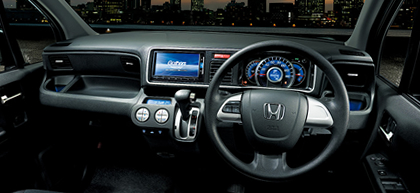 Photo  :  DIVA�iFF�j �C���e���A�J���[�̓u���b�N�@���[�J�[�I�v�V�����i�i�r�����p�X�y�V�����p�b�P�[�W�j�A�f�B�[���[�I�v�V�����i�M���U�Y�i�r�Q�[�V�����j������ �J�b�g�{�f�B�ɂ��B�e�@���[�^�[�ނ͎B�e�̂��ߓ_���@��ʂ̓n���R�~����