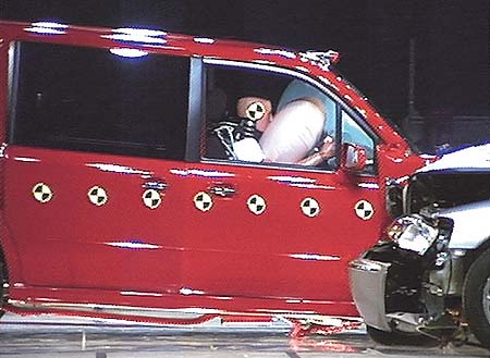 �e�X�g�ԗ��ɂ��N���}���݂̏Փˎ���