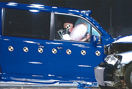 �e�X�g�ԗ��ɂ��N���}���݂̏Փˎ���