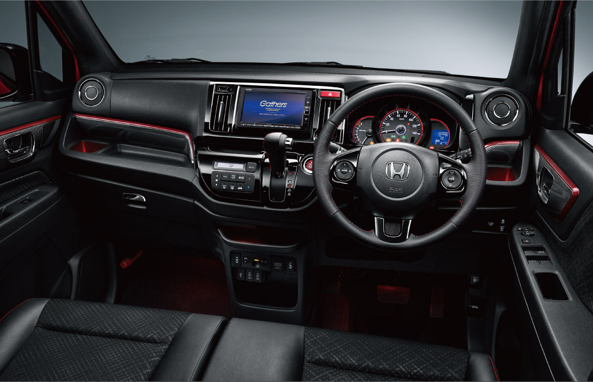 レッドイルミネーション（スライドセンタートレー、フット〈運転席/助手席〉、ドリンクホルダー〈運転席/助手席〉）