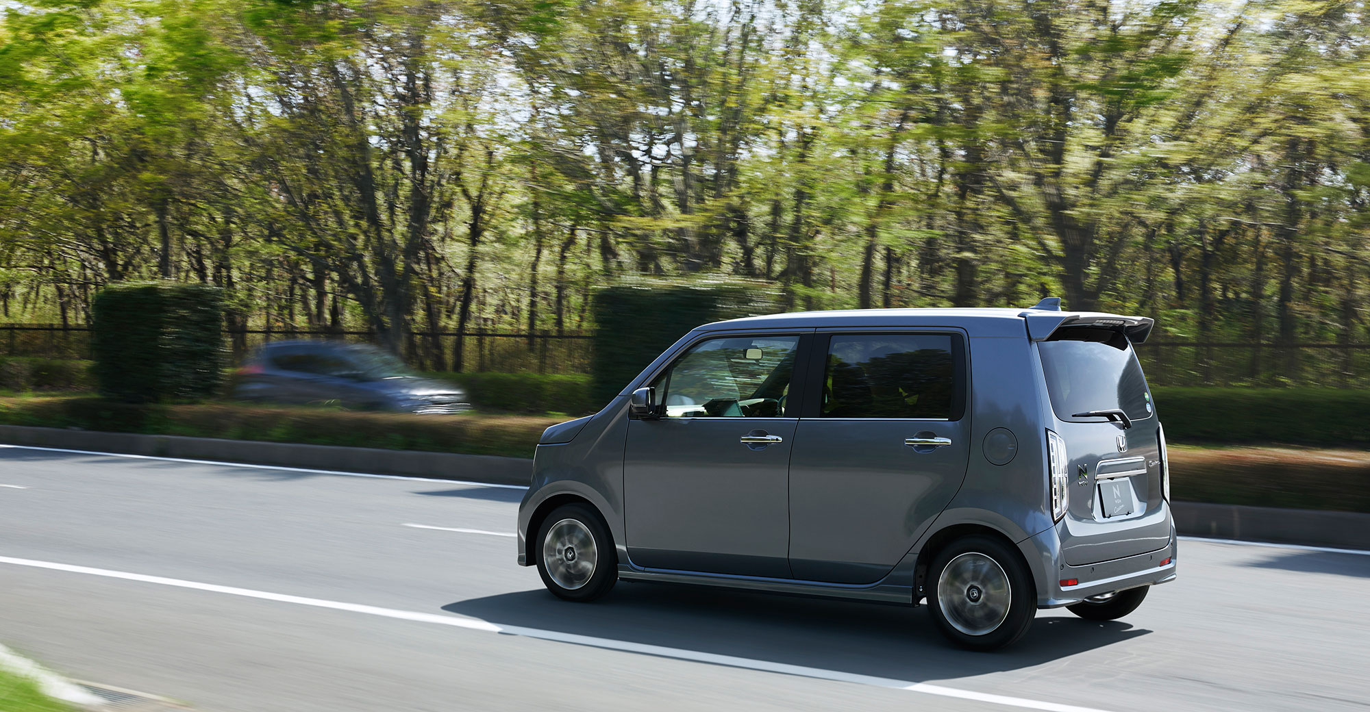 Photo：N-WGN Custom L・Honda SENSING（FF）　ボディーカラーはシャイニンググレー・メタリック　ディーラーオプション装着車